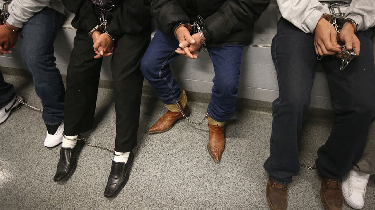 Corte Suprema ordena suspender temporalmente deportaciones de venezolanos bajo la Ley de Enemigos Extranjeros