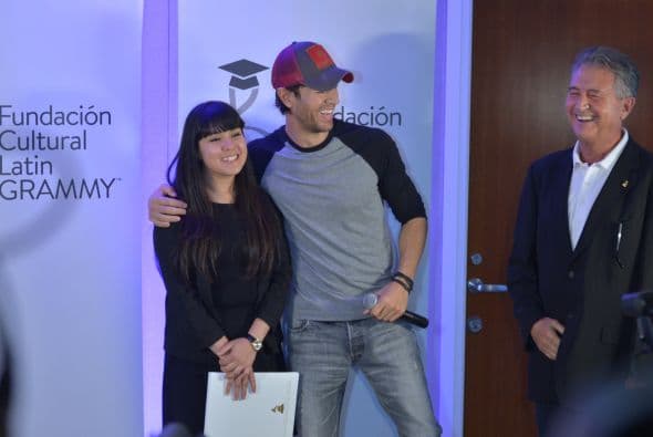 Enrique se mostró muy emocionado, y destacó la relevancia de esta beca, que tiene como objetivo promover la educación de calidad.