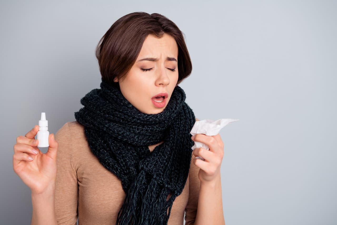 <b>Agua con sal. </b>Las famosas gotas para la nariz también se pueden elaborar en nuestro hogar. Para prepararlas se necesita sal, agua y bicarbonato de sodio. Con un gotero absorbe el líquido y aplica un par de gotas en cada fosa nasal.