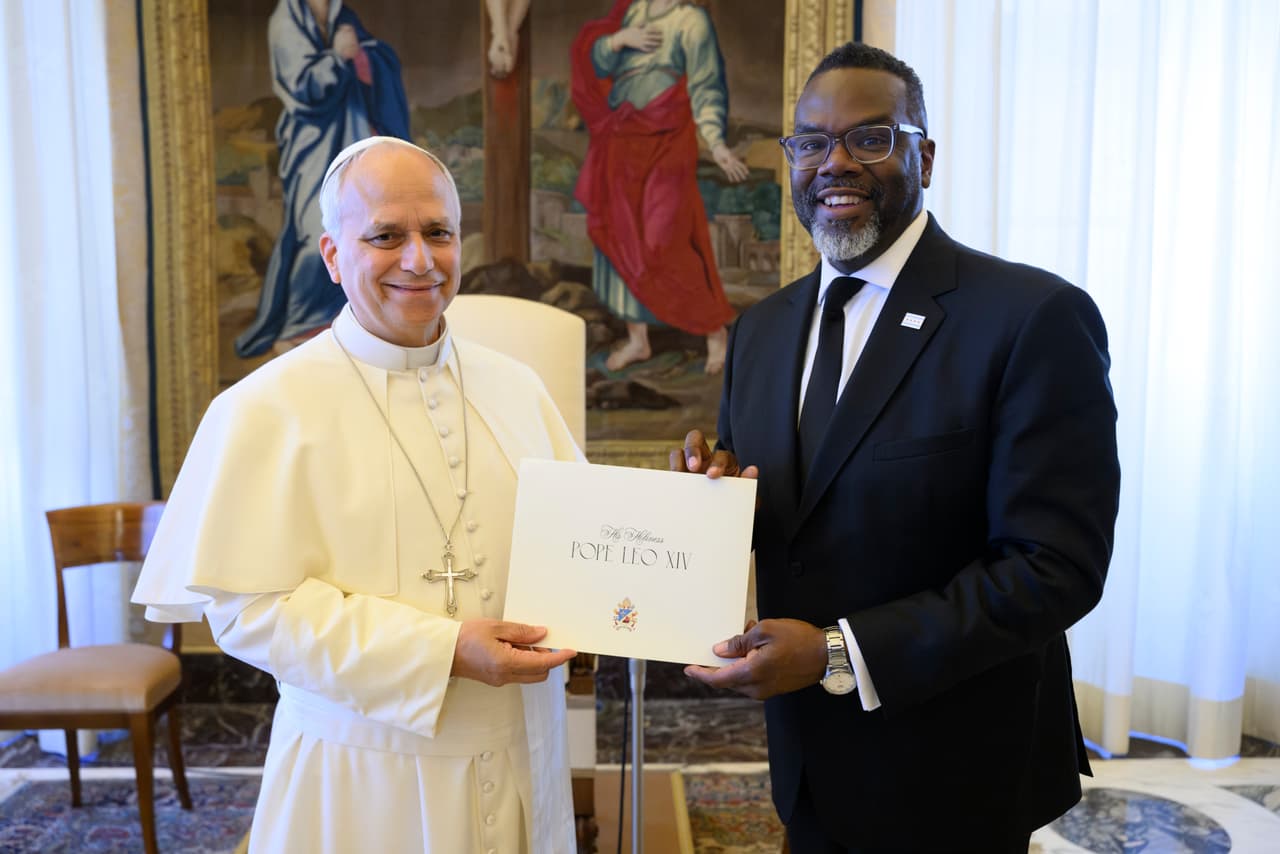 Durante la reunión, el alcalde entregó formalmente una carta invitando al papa León XIV a visitar Chicago y celebrar una misa multitudinaria en Grant Park en 2027. La propuesta busca replicar la histórica visita del Papa Juan Pablo II a Chicago en 1979, cuando miles de personas acudieron a verlo en Grant Park. Johnson dijo que todavía no sabe si el pontífice podrá aceptar la invitación.
<br>