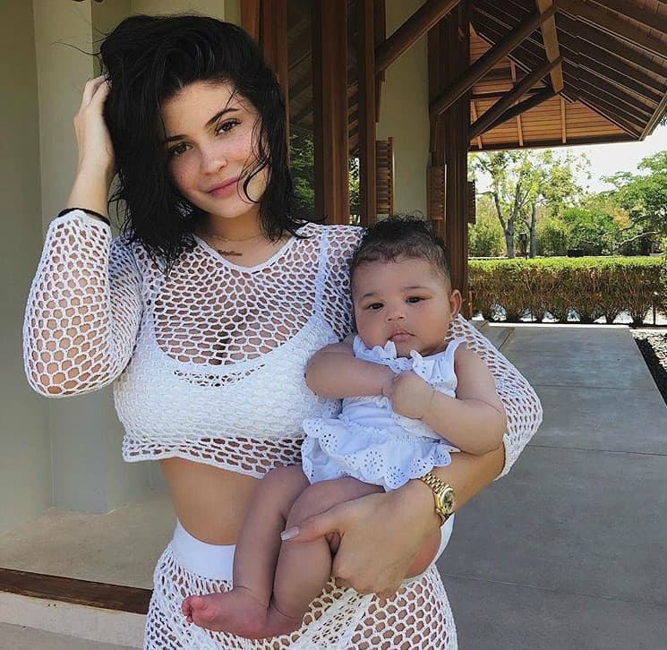 La opinión de Kylie tiene tanto peso que en febrero pasado
<a href="https://www.bloomberg.com/news/articles/2018-02-22/snap-royalty-kylie-jenner-erased-a-billion-dollars-in-one-tweet"><b>las acciones de Snapchat</b> <b>bajaron</b></a> en un 6 por ciento o en 1,300 millones de dólares en valor del mercado, luego de que comentó en Twitter -donde acumula 24.5 millones de seguidores- que casi no usaba esa aplicación.