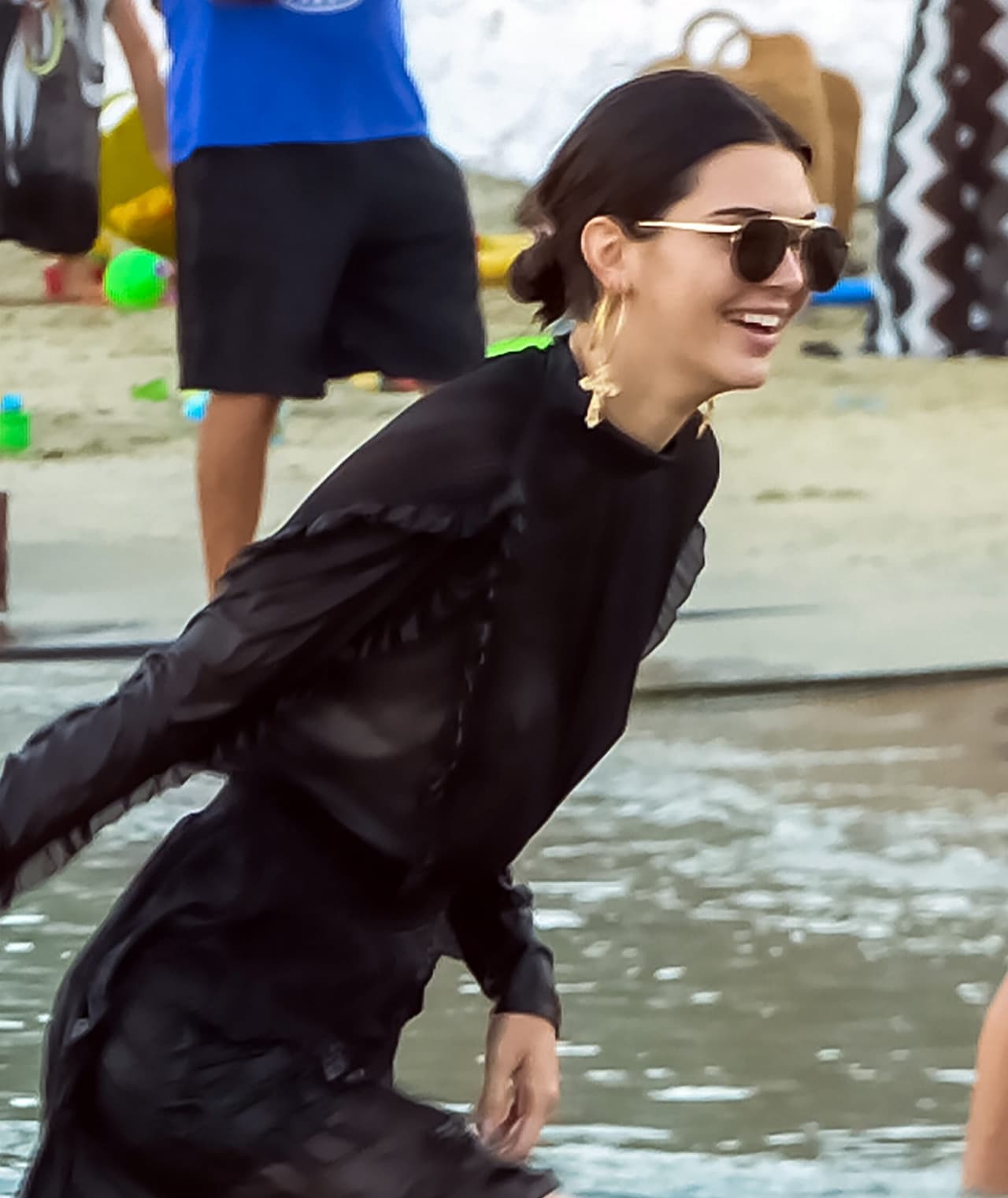 El clima en Mykonos, Grecia, está este verano por encima de los 80 grados farenheit. Sin embargo, Kendall Jenner se metió al mar con un vestido negro, largo y con los brazos cubiertos junto a su amiga su Bella Hadid.