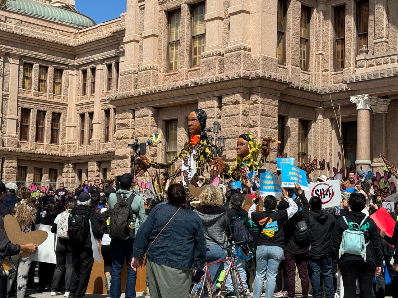 En las manifestaciones llevaron marionetas gigantes frente al
<b> Capitolio de Austin</b>. Estas marionetas representaban cómo
<a href="https://www.univision.com/local/san-antonio-kwex/familia-inmigrante-separada-texas-frontera" target="_blank">viven las familias inmigrantes en Texas. </a>