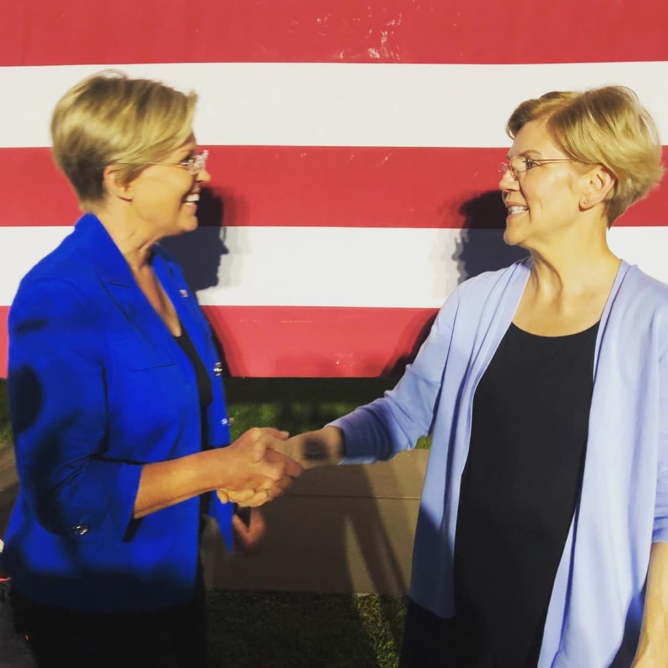 Stephanie Oyen (a la izquierda) y Elizabeth Warren (a la derecha) se saludan tras el mitin de la senadora en Saint Paul, Minnesota.