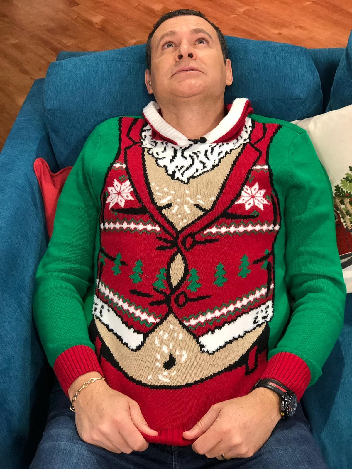 Qué buena pose la de Alan Tacher para modelar su suéter navideño, con barriga y ombligo incluidos.