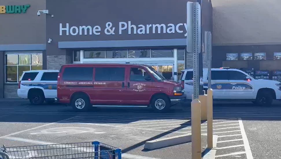 Despliegue policial en Walmart.