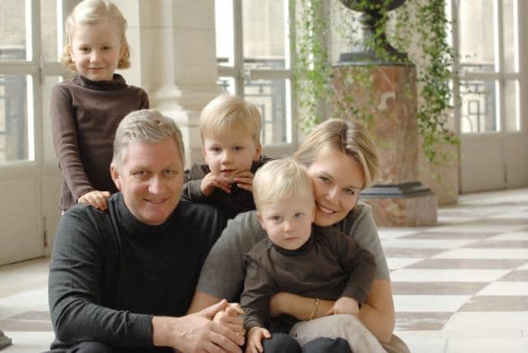 Elisabeth de Bélgica es la heredera al trono de su padre, Felipe, el rey de los Belgas. Tiene 12 años y es la mayor de cuatro hermanos.Además de su formación real, asiste al colegio y toma clases de danza. Sus padres han procurado que su vida pública sea limitada, sin embargo toma su papel ocasionalmente y siempre deja una buena impresión.Comparte mucho tiempo con sus padres y hermanos en actividades muy familiares.