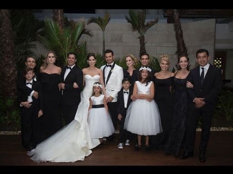 "Mi hermosa familia. Mis hermanos. Mis papás. Mi hija. Mi yerno. Mis sobrinos y tú a mi lado, siempre juntos amor mío. Los amo tanto,mi sagrada familia.", compartió Sharis al publicar esta imagen.