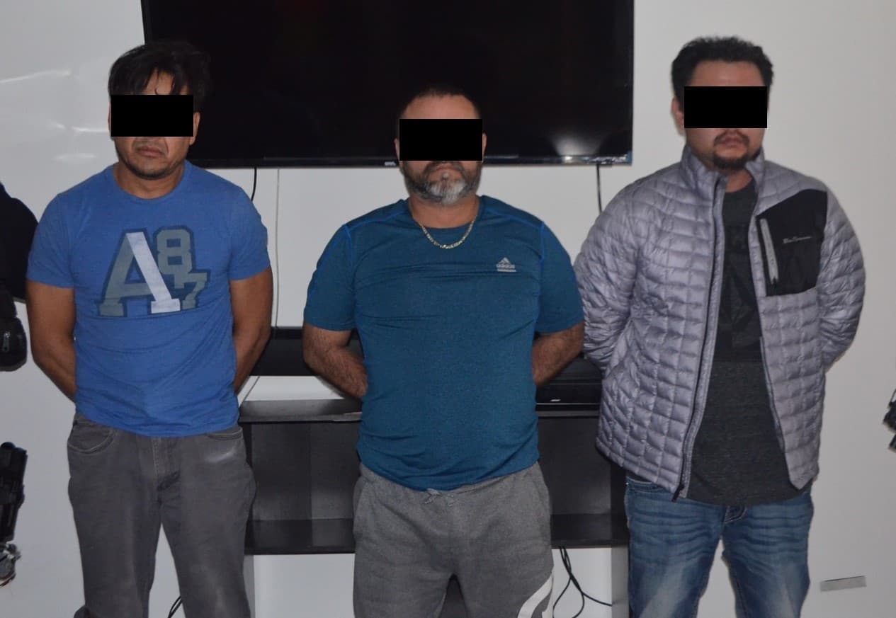 Tres sujetos, uno de ellos de origen asiático, fueron detenidos durante un operativo de cateo realizado por la Guardia Estatal de Seguridad e Investigación. Los sospechosos han sido identificados como Andrés ‘N’, Fermín ‘N’, y Donald ‘N’, este último oriundo de Corea del Sur.