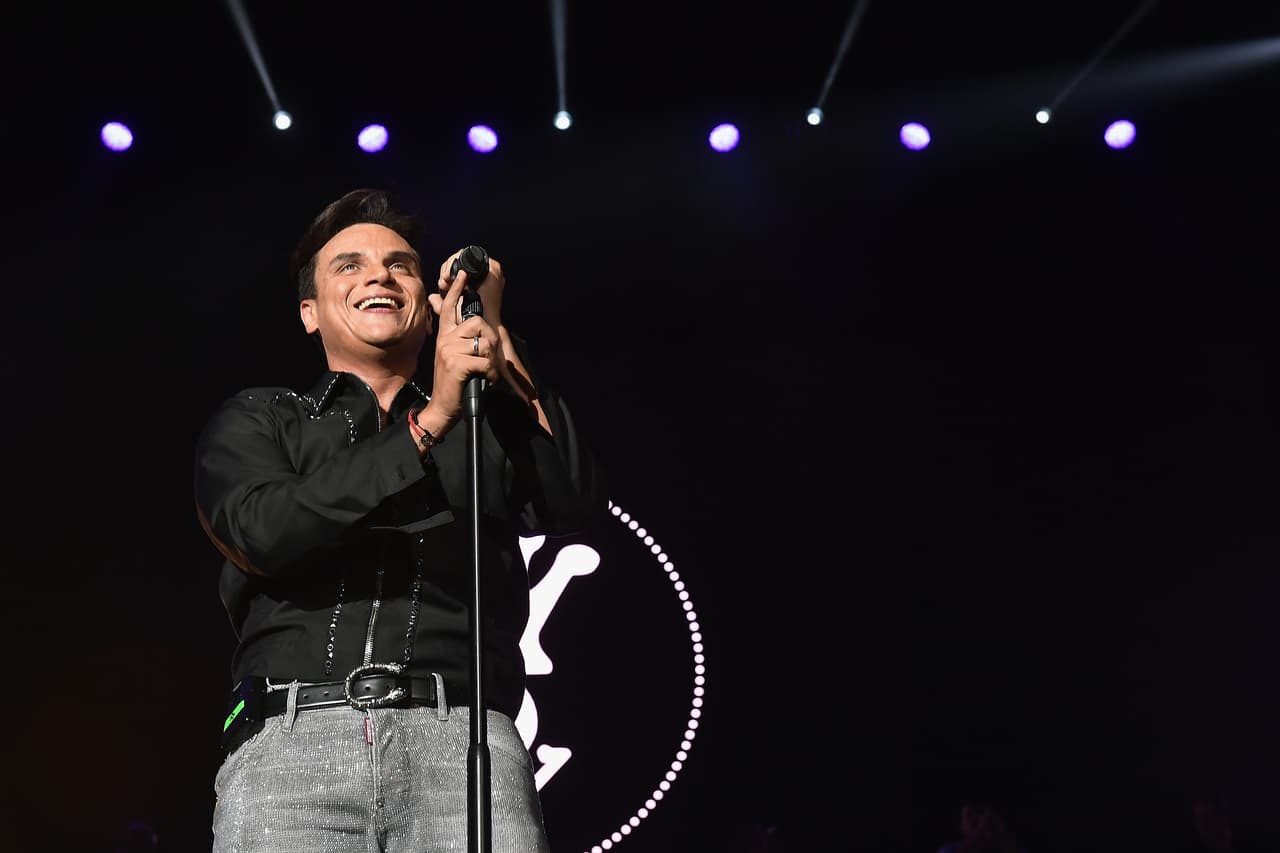 <b><a href="https://www.univision.com/puerto-rico/wkaq/silvestre-dangond-esta-en-la-cima-de-listados-de-popularidad-con-materialista">Silvestre Dangond es un cantautor</a></b> enfocado a los géneros vallenato y reggaetón. Su nombre real es Silvestre Francisco Dangond Corrales.