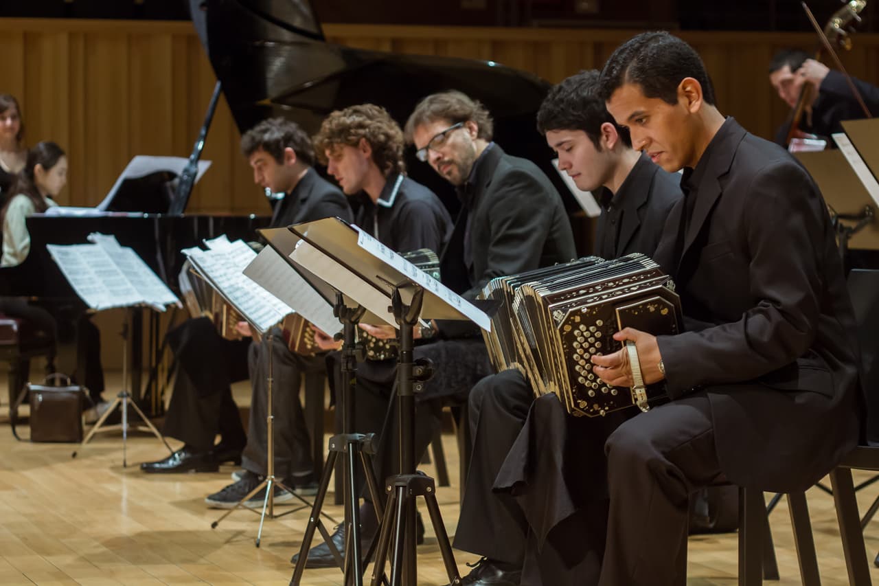 La Orquesta Escuela Emilio Balcarce nació en 2000 con la idea de enseñar a los jóvenes el lenguaje musical del tango.
