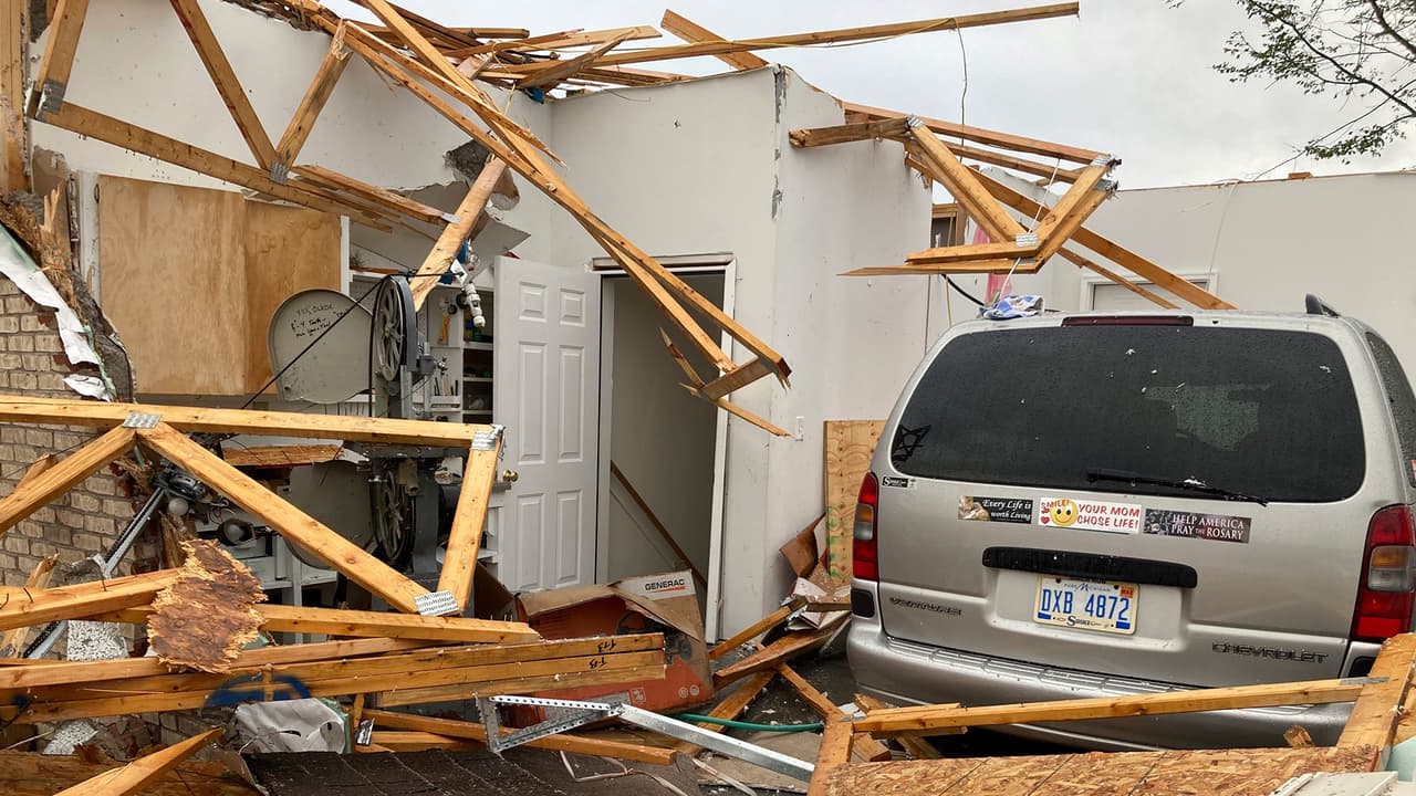 <b>El viernes</b>, la Policía local 
<b>confirmó la muerte de una persona</b>. La mañana de 
<b>este sábado, se informó sobre una segunda víctima</b>. De acuerdo con las autoridades, los dos fallecidos fueron alcanzados por el tornado en Nottingham Forest, un lugar para casas rodantes.