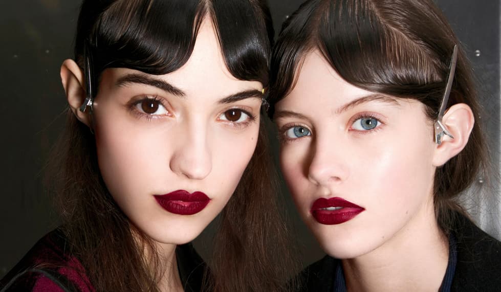 Strict. Esta temporada el maquillaje se lleva preciso, se trata de poner atención a los detalles. Se usa los ojos perfectos y los labios también por lo que debes de practicar la técnica con la que aplicas tu maquillaje. Según MAC esta tendencia se divide en 3: Sharp, Razor y Kaleidoscope.