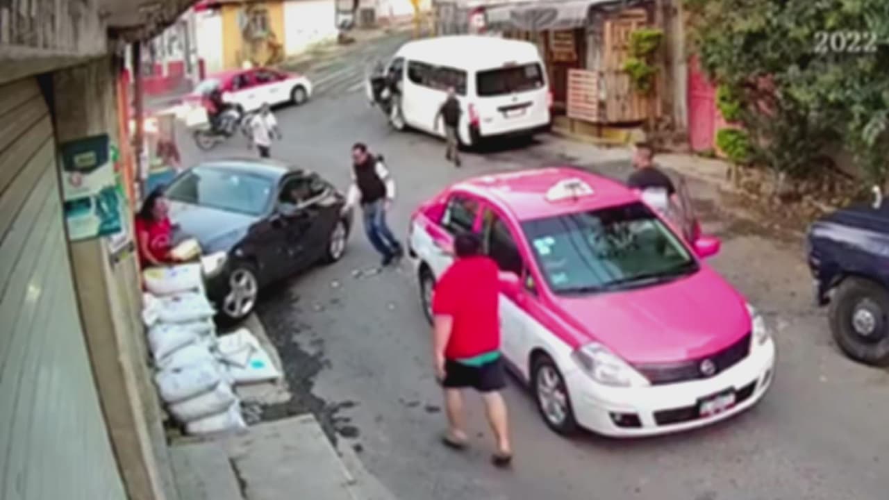 <b>"Traumático": auto atropella a una mujer y queda incrustada contra una pared</b>
<br>
<br>Familiares de la víctima aseguran que hubo irregularidades en cómo las autoridades procesaron a la conductora que embistió a la mujer.