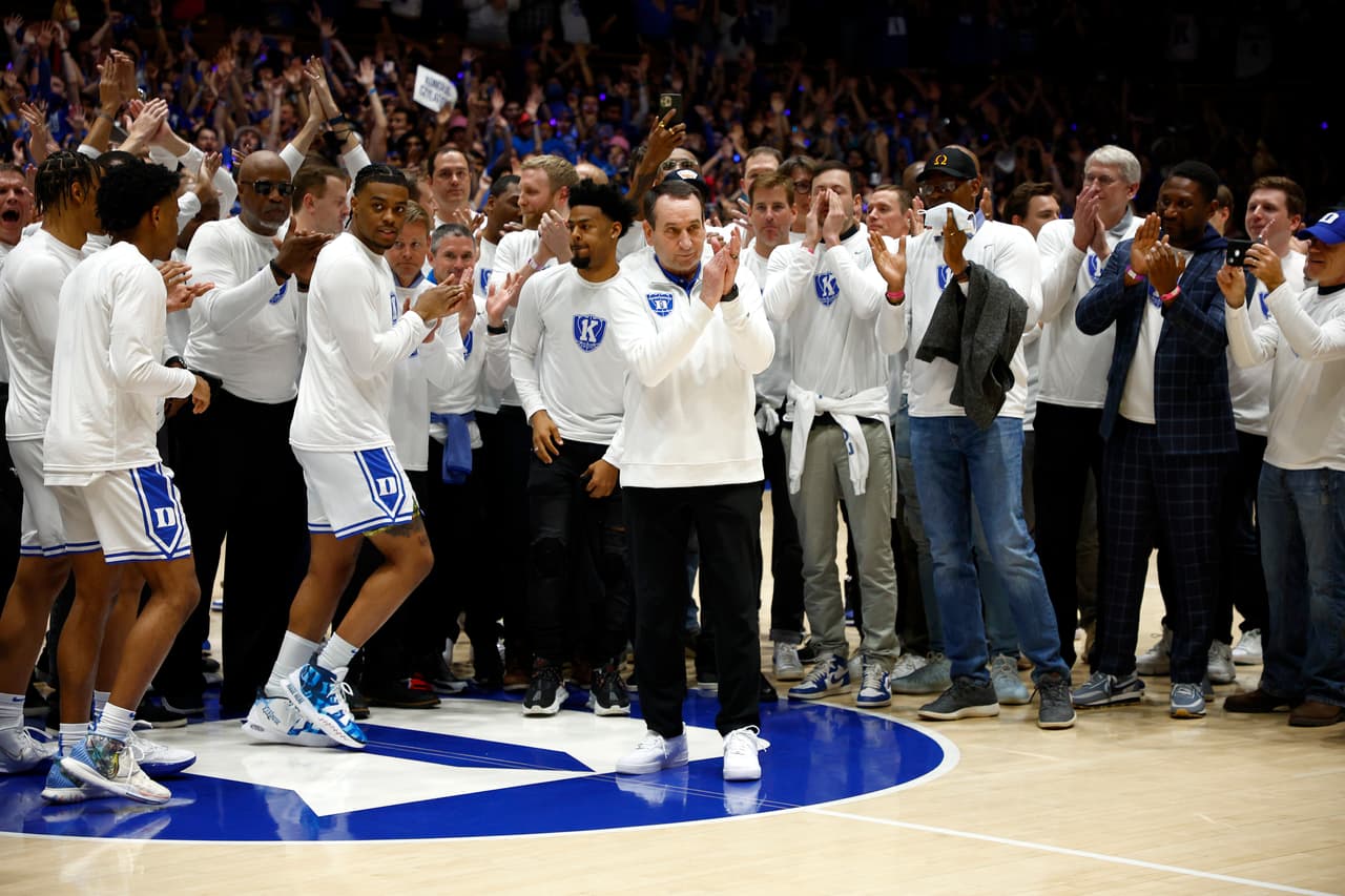 El entrenador de 75 años y miembro del Salón de la Fama fue sorprendido por 96 exjugadores que hicieron un pasillo en su honor.