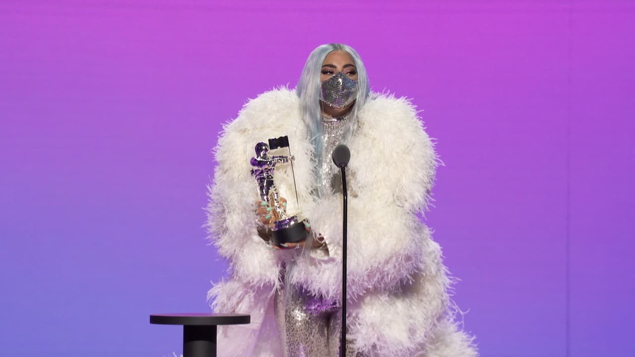 La gala se llevó a cabo con la presencia de grandes estrellas de la cultura pop y la música como 
<b><a href="https://www.univision.com/famosos/eso-es-lo-que-queriamos-que-vieran-lady-gaga-explica-su-affaire-con-bradley-cooper-fotos" target="_blank">Lady Gaga</a>. </b>
<br>