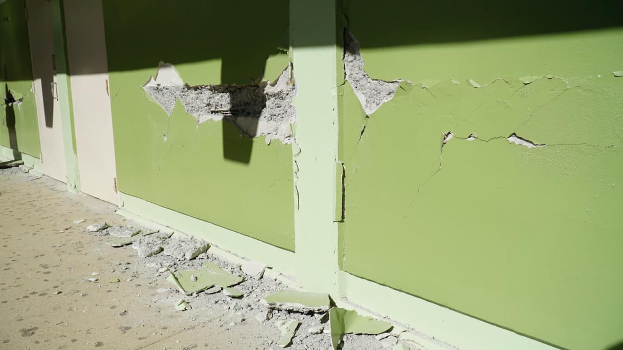 “No podemos decir cuán afectada o no está la escuela porque no somos peritos en la materia, pero sí tiene daños estructurales”, le dijo el director de la escuela Miguel Rodríguez al diario.