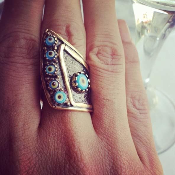 Por supuesto que en la colección de Galilea hay anillos labrados en algún metal precioso y engastados con piedras semi-preciosas.