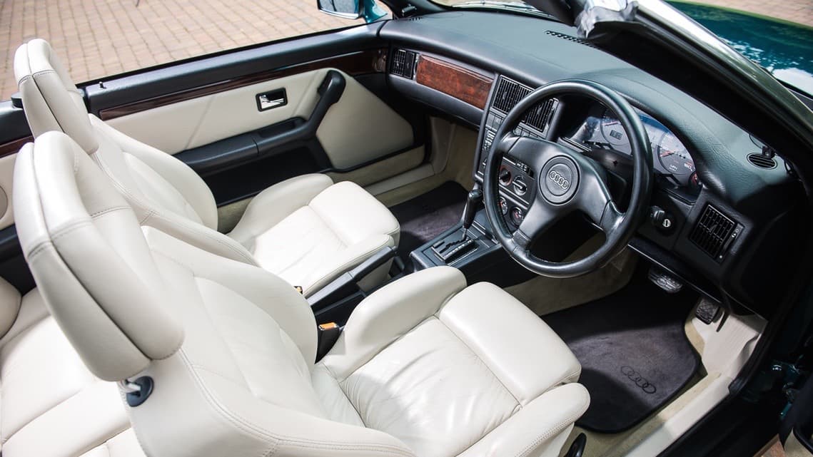 La princesa de Gales eligió una hermosa tapicería en cuero beige claro que combina perfectamente con la pintura de color verde de su exterior llamado gomera perlado.