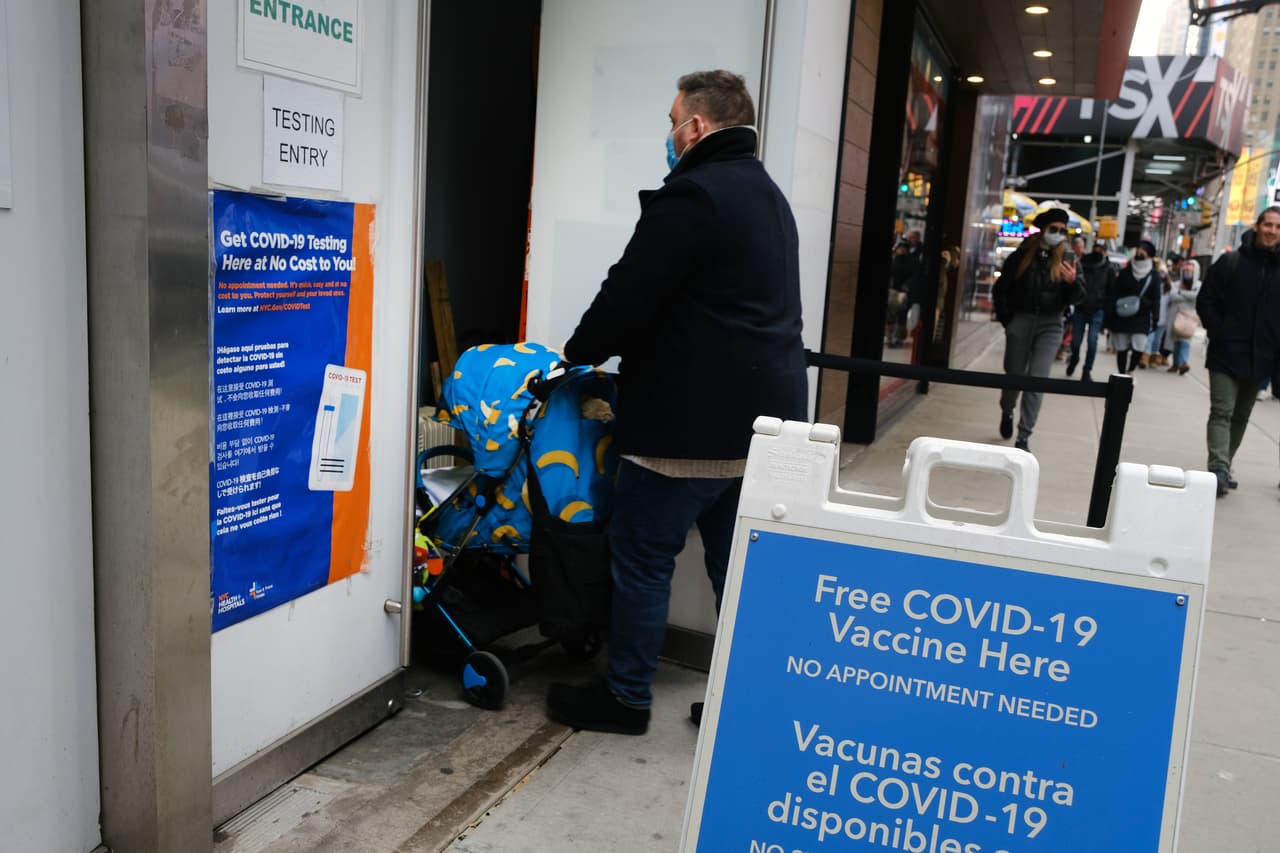 Los sitios de pruebas de covid-19 y de vacunación a lo largo de Nueva York lucen con filas.