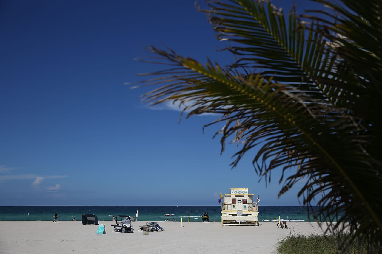 Los nudistas usualmente tienen como norma de etiqueta mantenerse a cierta distancia entre los grupos que visitan la playa y no se les puede tomar fotografías.