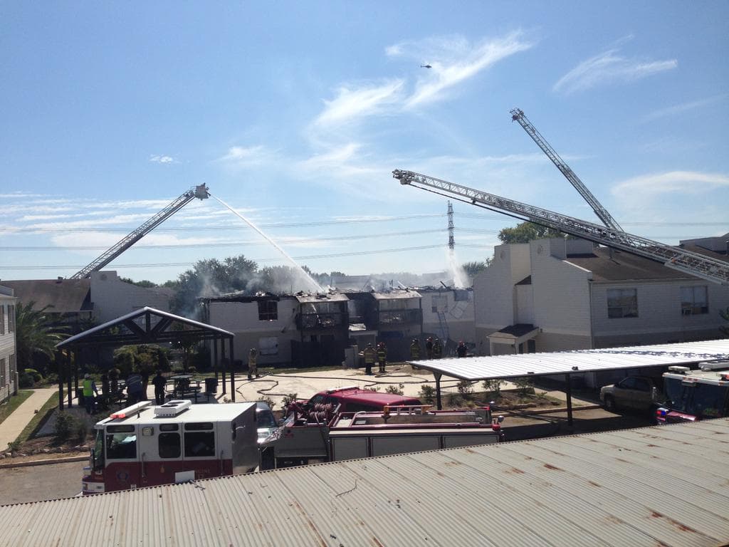 Bomberos atienden incendio de dos alarmas en complejo de apartamentos