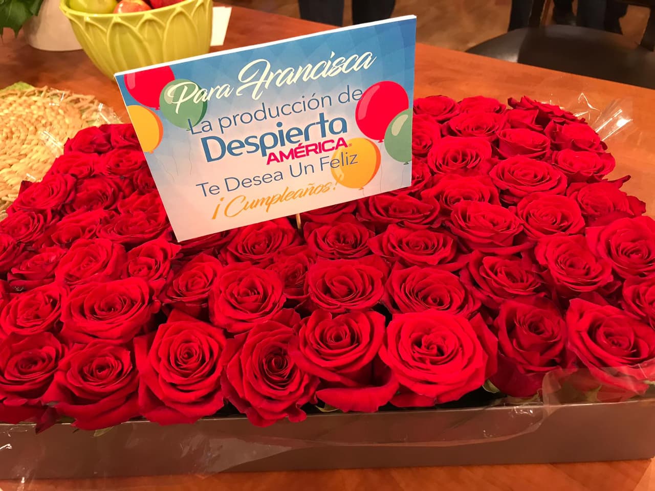 La producción de Despierta América la consintió con este bella de ramo de rosas, que combinaban con su atuendo.