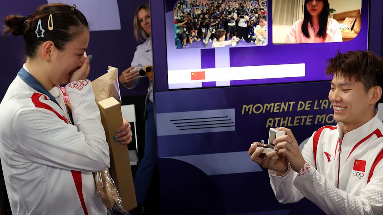 ¡Este sí es Amor en París! Pareja China se compromete tras ganar el oro
