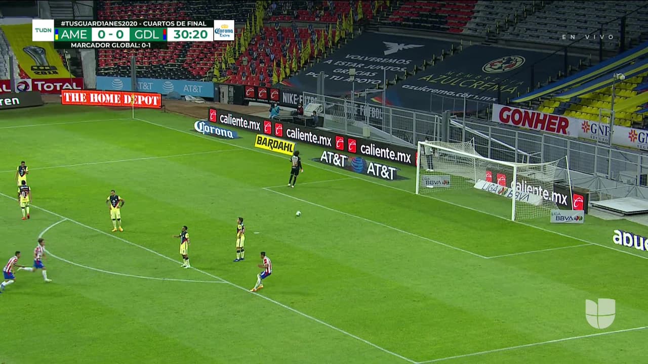 ¡GOOOL! Cristian Calderón anota para Guadalajara.