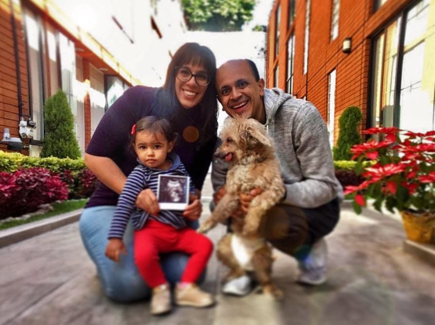 Con esta imagen, la cantante sorprendió a todos con el anuncio de que esperaba un bebé. Aunque se enteró días después de la muerte de su padre, no decidió hacerlo público sino hasta el martes 31 de diciembre.