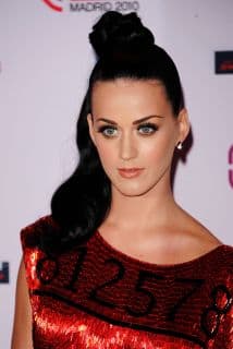 Mary Perry Hudson, madre de Katy Perry, es una mujer profundamente religiosa al igual que su famosa hija y aunque apoya la carrera musical de Katy, no siempre ha estado de acuerdo con algunas de las cosas que hace la cantante dentro de su carrera.