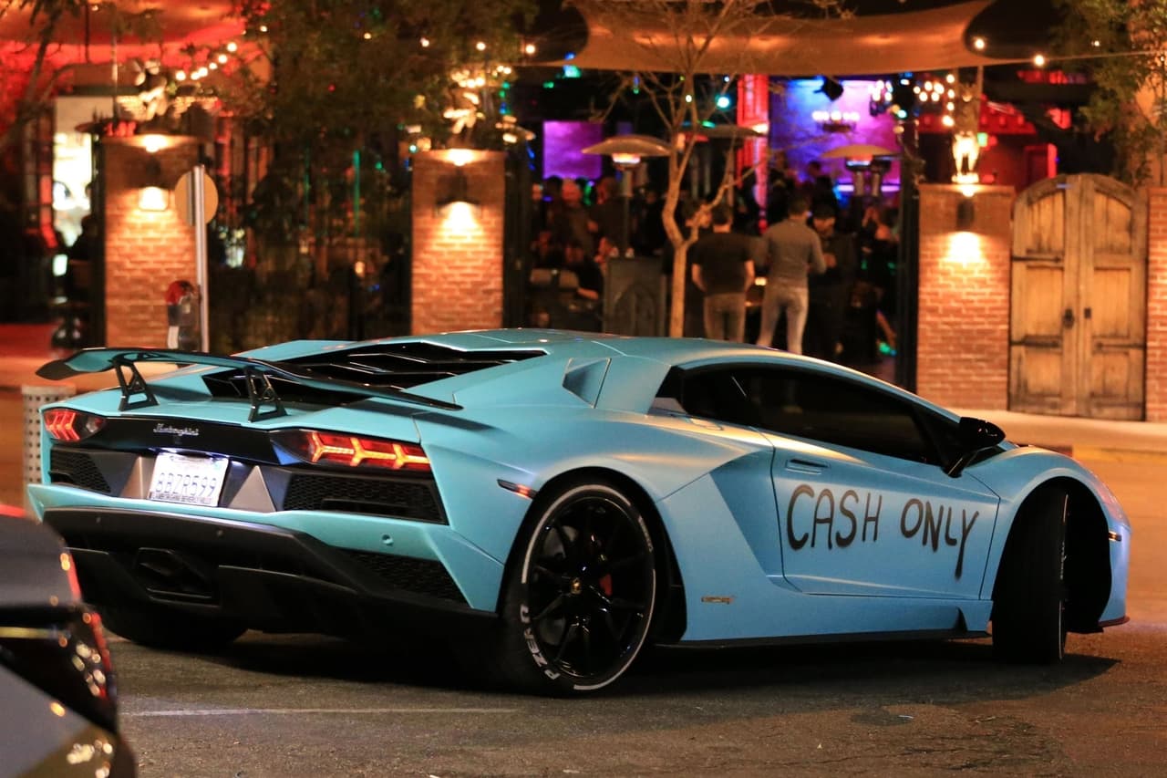 Antes de la publicación, el intérprete de 'What Do You Mean?', de 24 años, estuvo llamando la atención por las calles de Los Ángeles, a pesar de supuestos intentos de pasar desapercibido.