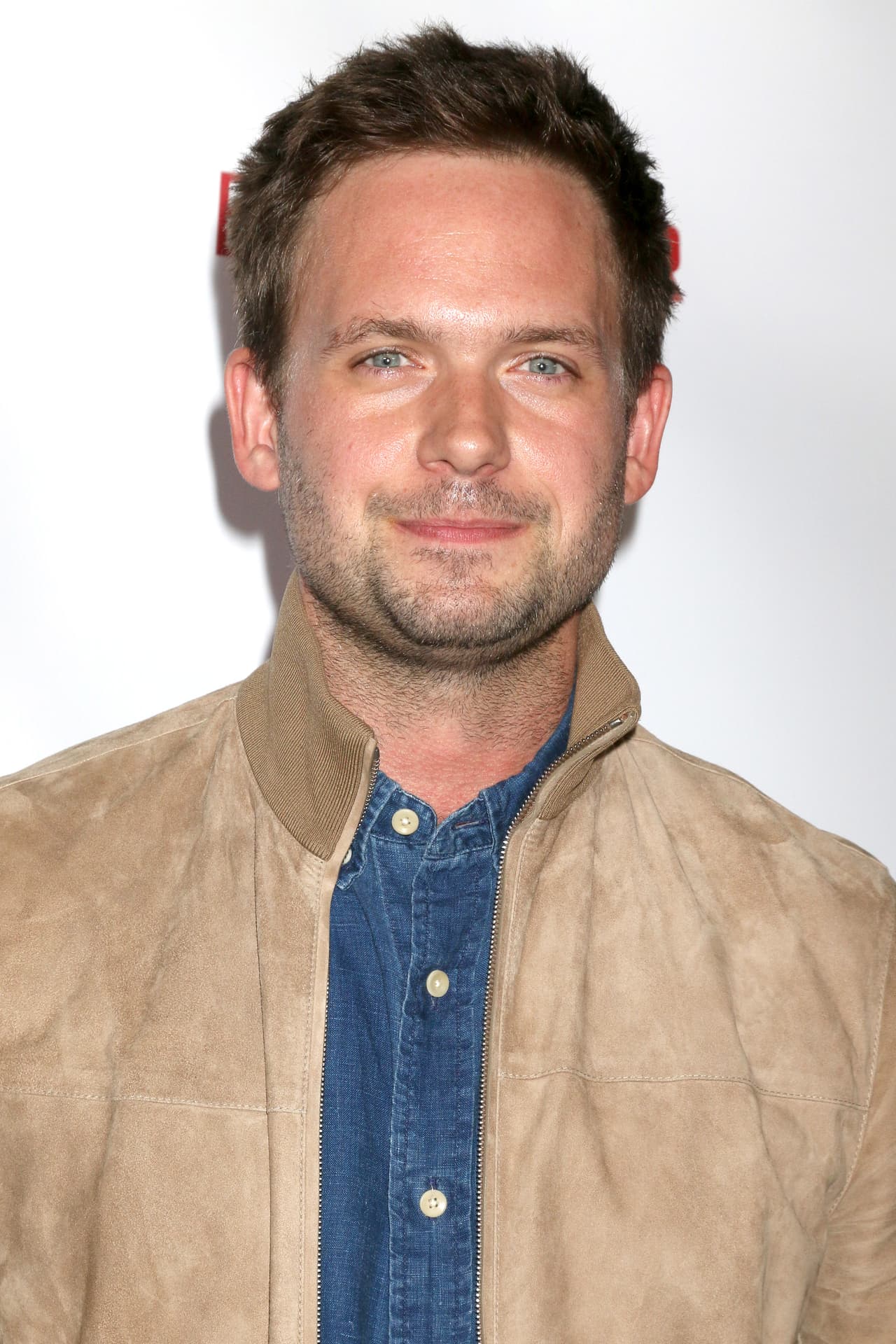 En julio de 2019, Patrick J. Adams, de 37 años de edad, dio una serie de declaraciones para 
<b><a href="https://www.etonline.com/media/videos/how-suits-will-handle-meghan-markles-character-in-final-season-exclusive-128163" target="_blank">Entertaiment Tonight</a></b> en las que habló de 'Suits'.