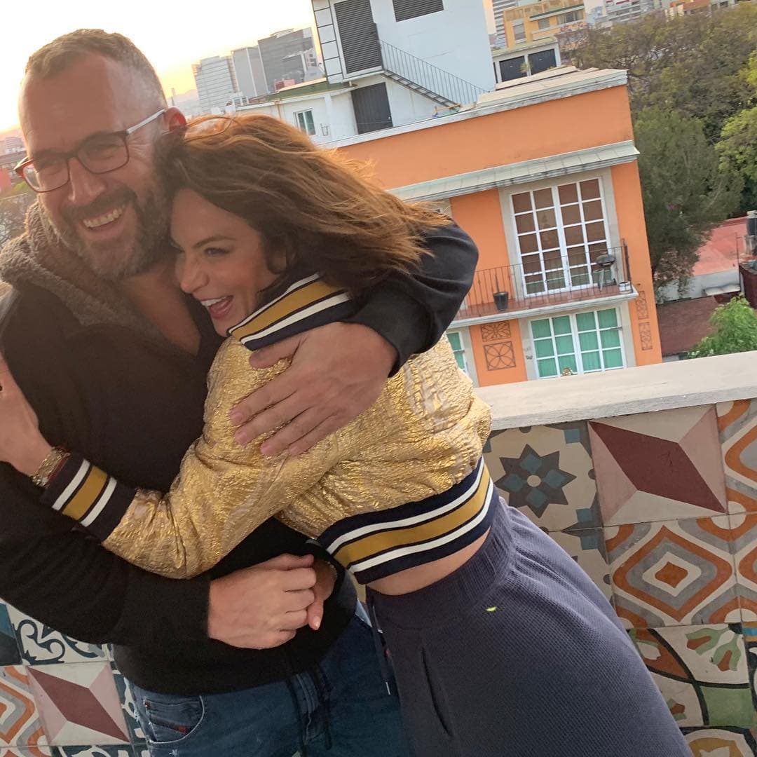 Las imágenes, donde ambos lucían muy sonrientes, la acompañó con una etiqueta que decía "recién casada". Eric Morales es quien dirigió a Silvia Navarro en la telenovela ‘Caer en tentación’.