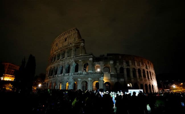 El Coliseo Romano con sus luces apagadas para celebrar la "Hora de la Tierra" en Italia.
