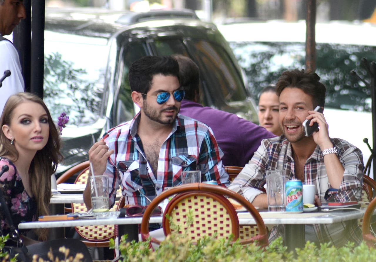 "Yo no le avisé a nadie que iba a cortar, ni que se aproximaba.
<b><a href="https://www.univision.com/famosos/jose-eduardo-derbez-anuncia-el-fin-de-su-noviazgo-con-barbara-escalante-fotos" target="_blank">Mandé el comunicado</a></b> y se acabó", detalló al show mexicano
<b><a href="https://www.youtube.com/watch?v=5pWrc4vjNc8" target="_blank">'Con permiso'.</a></b>