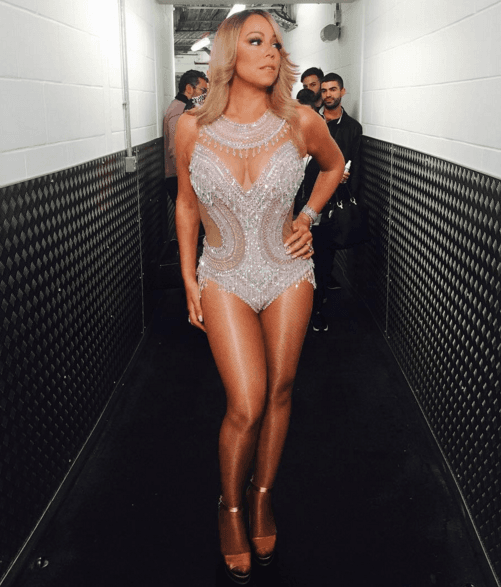 "Yo estoy segura de que su música tocó de alguna manera a los presentes esta noche, así que démosle un minuto de silencio para recordarlo", pidió la cantante durante su show en Francia.