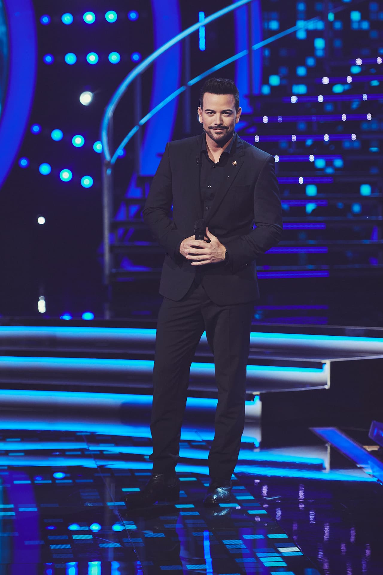 Mientras Chiqui escogió colores vibrantes para esta gala, su compañero Mane de la Parra prefirió un color sobrio como el negro, el tono de la elegancia.