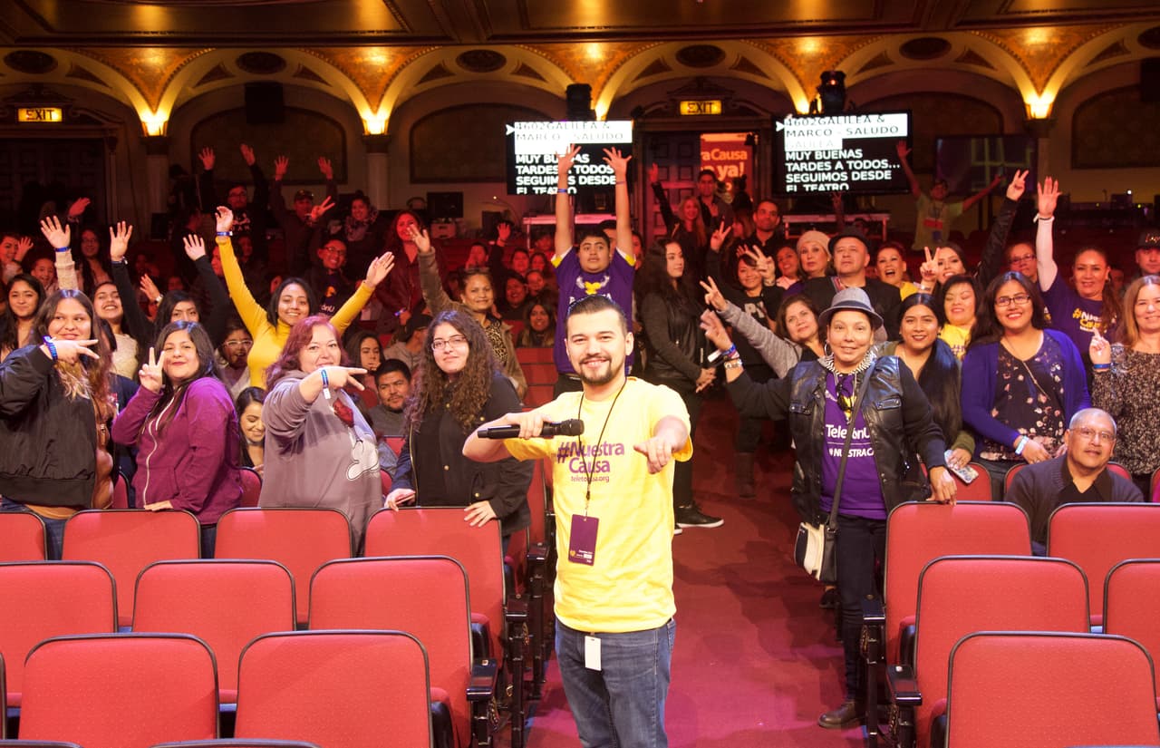 El público llegando a el Orpheum Theater de Los Ángeles.