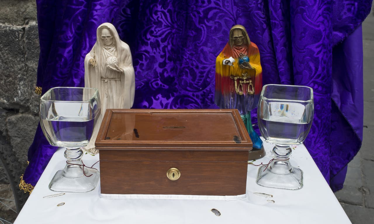 Podríamos asegurar que el culto a la Santa Muerte se relaciona y toma elementos de culturas prehispánicas como los aztecas y los mayas, quienes llevaban su devoción a la muerte a extremos que aterraron a los conquistadores, simplemente con los sacrificios que llevaban a cabo cotidianamente.