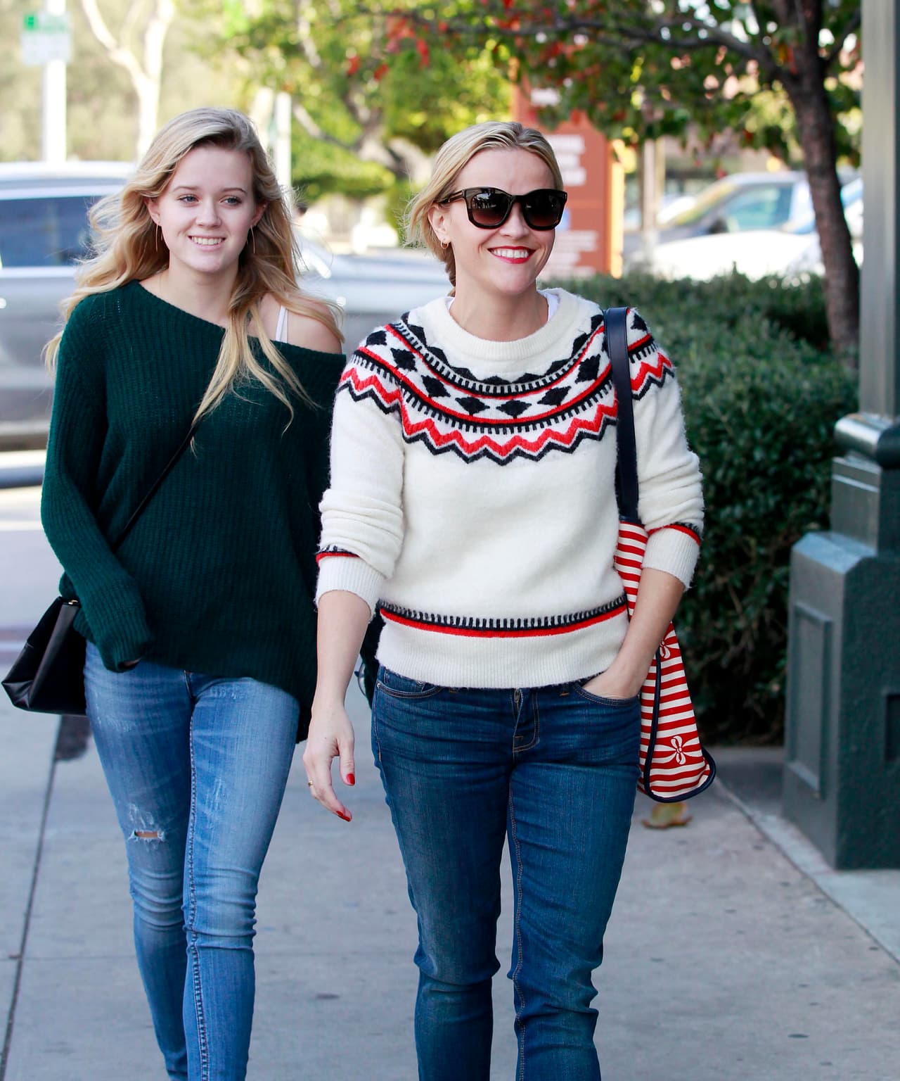 En una entrevista Ryan Phillipe reveló que a veces le han preguntado a su hija que si él es su hermano y a ella no le gusta.