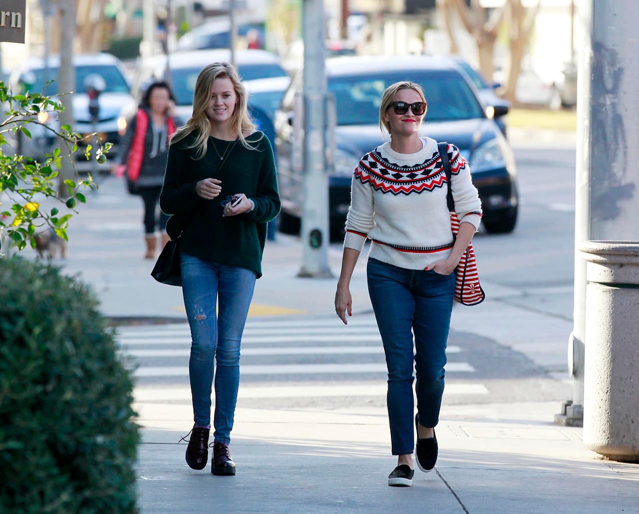 Podríamos decir que la única diferencia que encontramos es que a Ava le gusta ponerse el cabello rosa.