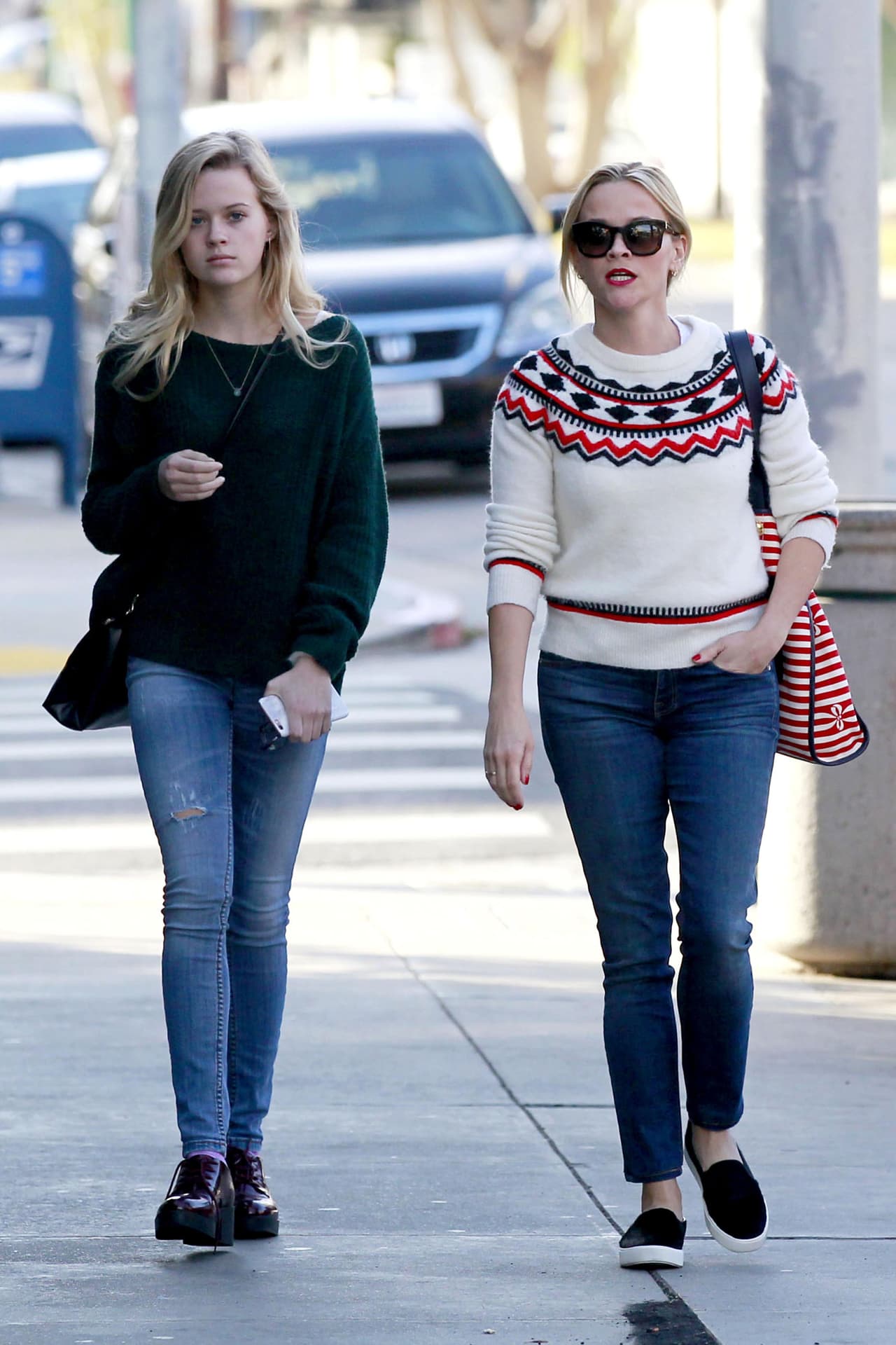 Los paparazzi las vieron saliendo de cenar y paseando por las calles de Los Ángeles.