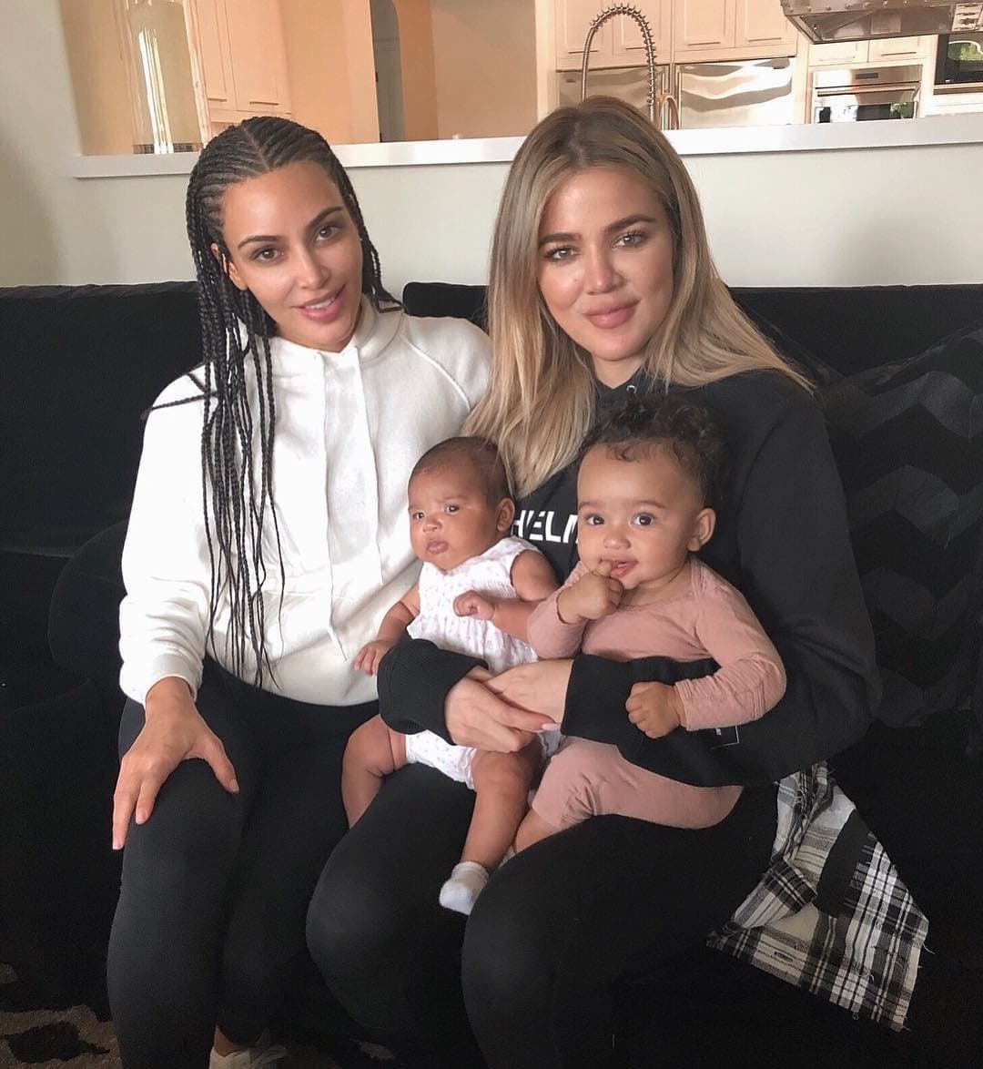 A propósito del cumpleaños de Khloé Kardashian su hermana mayor, Kim, la felicitó en Instagram con esta imagen inédita en la que las dos estrellas del reality 'Keeping Up With the Kardashians' presentan por primera vez y juntas a las pequeñas True (izquierda) y Chicago (derecha).