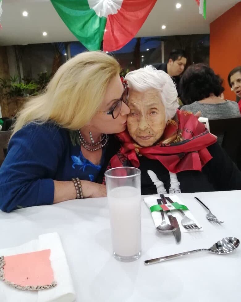 "A esa edad ni piensas, todo mi mundo de niña fue padrísimo, de juego, de diversión, de teatro, vivía con mi abuela y era muy feliz con ella, aunque como dividida, 
<b>mi cuerpo estaba con mi abuela pero el pensamiento estaba con mi mamá</b>, 'yo tengo una mamá, ¿dónde está?', mis hermanitas, yo las adoraba", narró al periodista Gustavo Adolfo Infante.
<br>