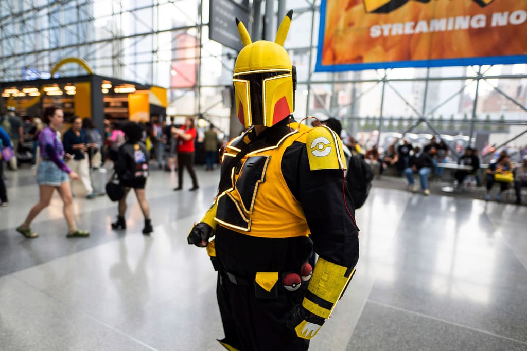 Uno de los vestidos que más llamó la atención, una combinación de Pikachu, el famoso Pokémon de tipo eléctrico, y Mandalorian, uno de los grandes éxitos recientes del universo Star Wars.