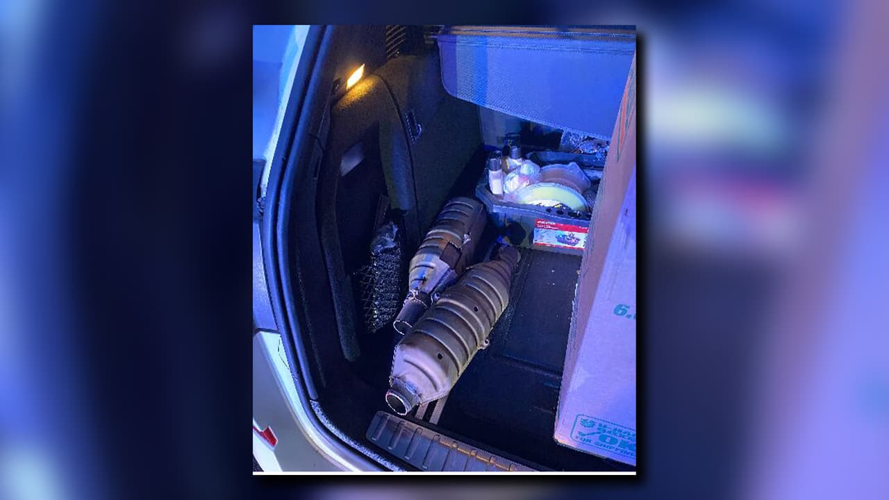 Dos convertidores catalíticos fueron hallados en la parte trasera de la camioneta.