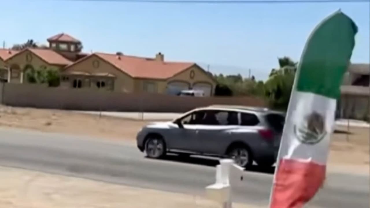 Mujer lanza insultos racistas a vendedor de tacos y lo amenaza con ICE por tener bandera mexicana