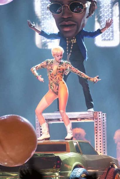 Miley Cyrus con manitas juguetonas en su 'Bangerz Tour'. En Los Ángeles la reina del escándalo se presentará a partir del 20 de febrero. ¿Será que además de la música, presentará su técnicas íntimas en cada concierto? Te damos un adelanto gráfico.