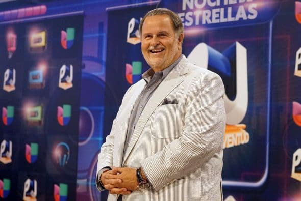 Como siempre, el talento de Univision llegó en grande a la alfombra de Premios Juventud. El azul, los colores vivos y la moda veraniega predominó.